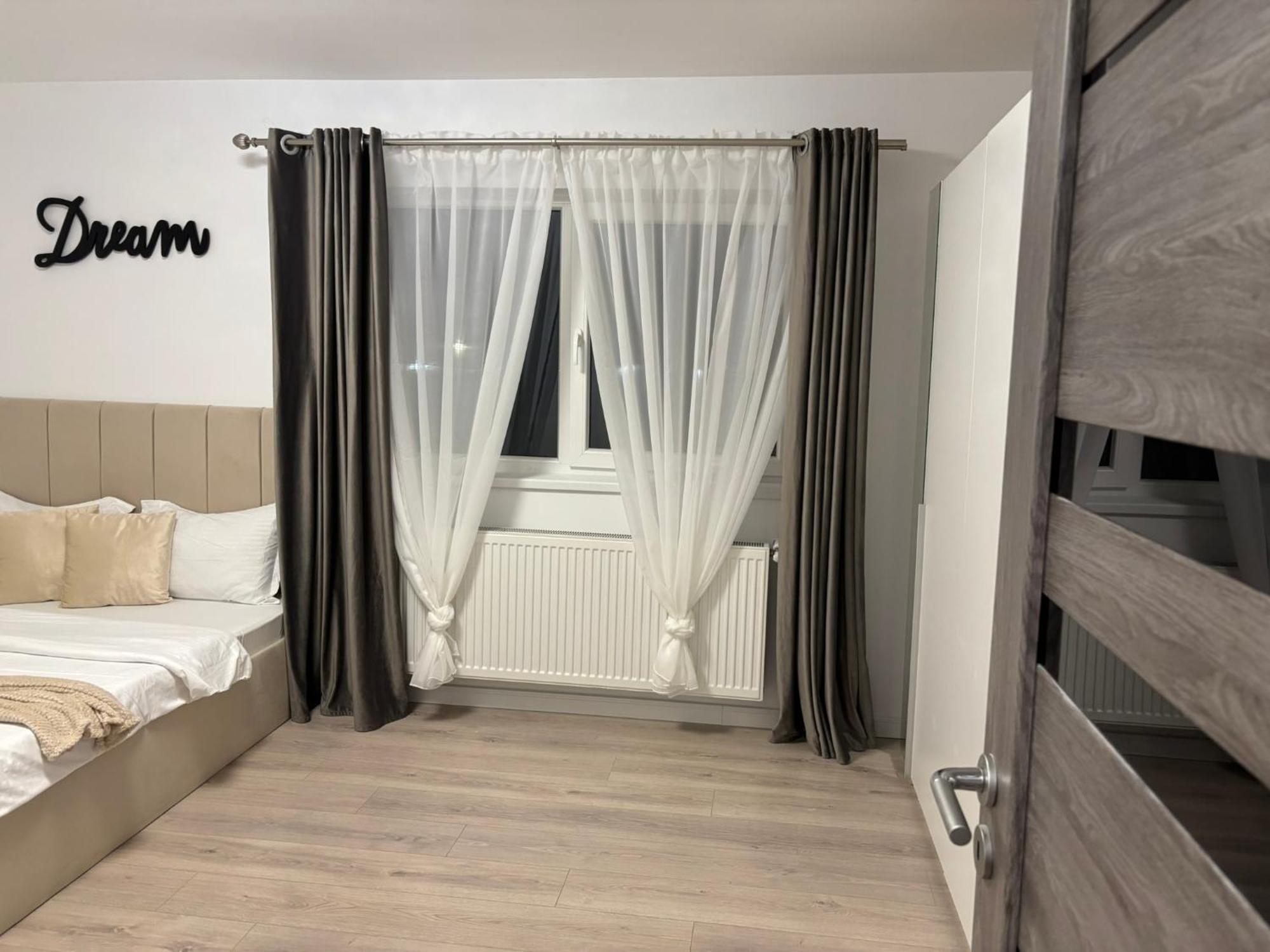Dream - Large Apartament With Freeparking In A Quietarea Just 10 Minutes Away From City Center Bistriţa Exterior foto