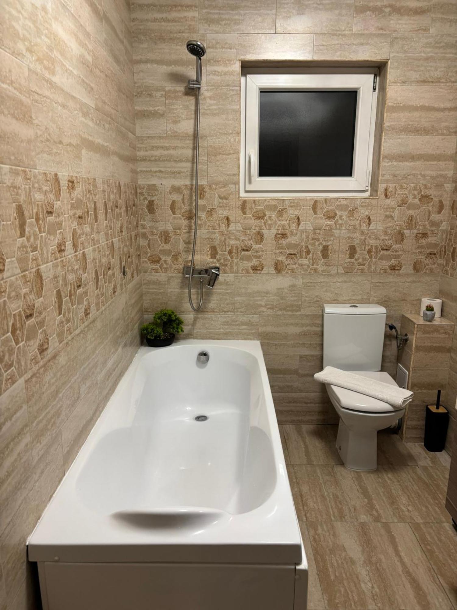 Dream - Large Apartament With Freeparking In A Quietarea Just 10 Minutes Away From City Center Bistriţa Exterior foto